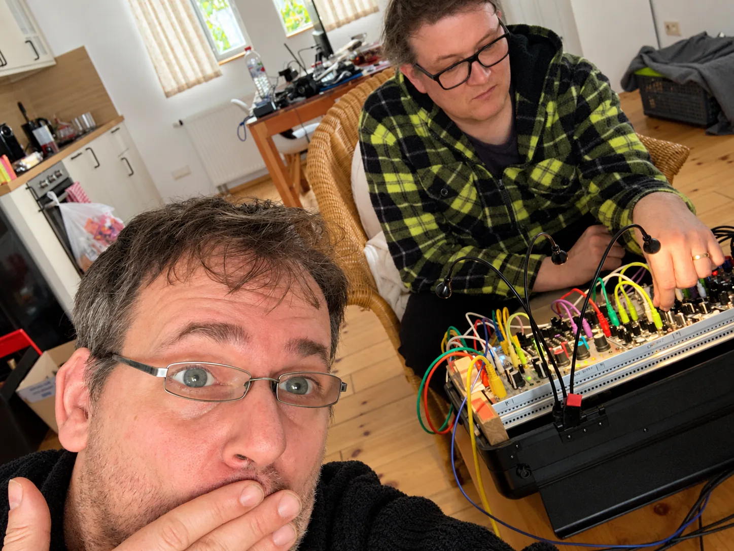 Selfie am Modular-Synthesizer