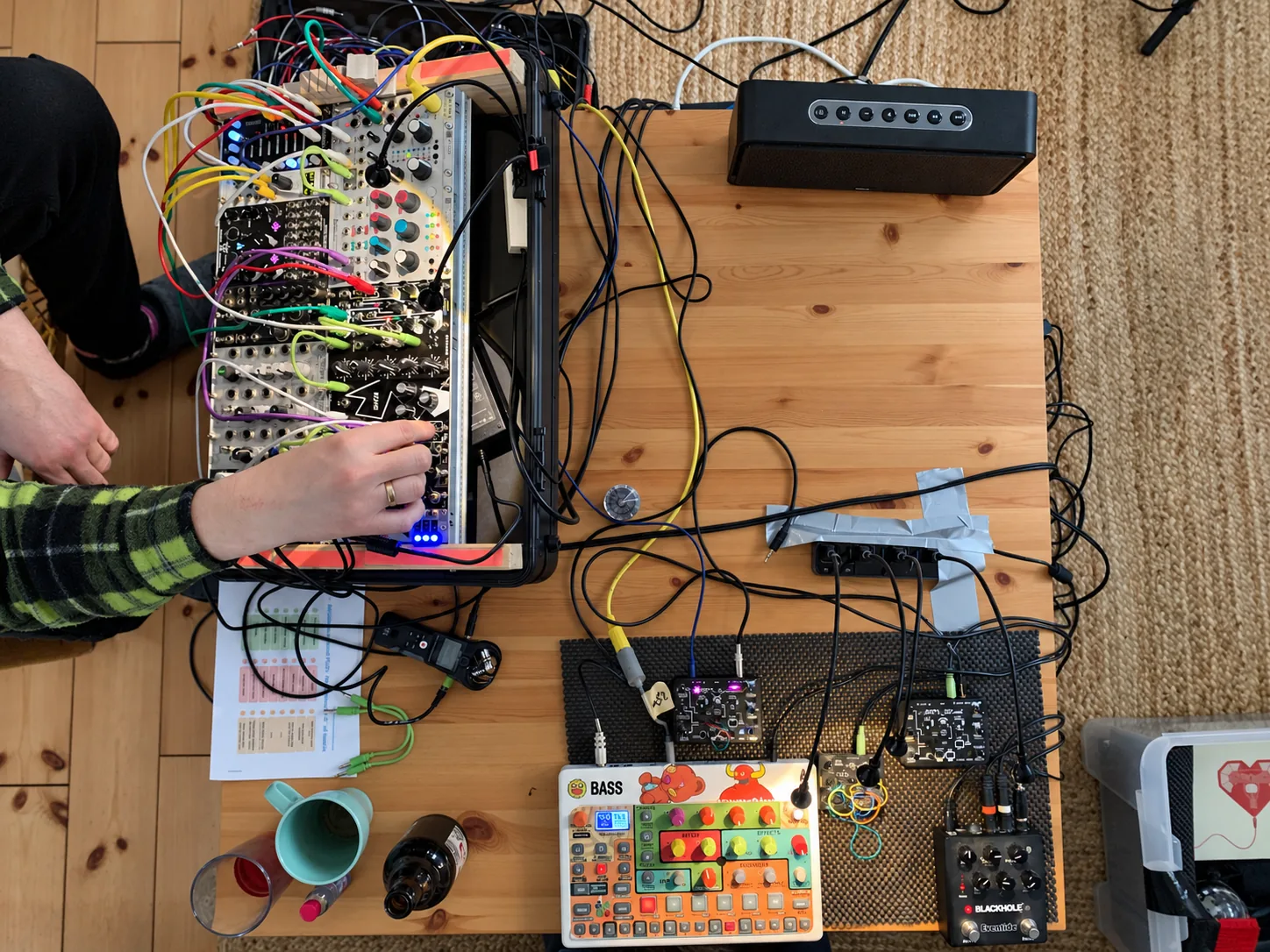 Modular-Synthesizer, Effektgeräte und Patchkabel auf dem Tisch